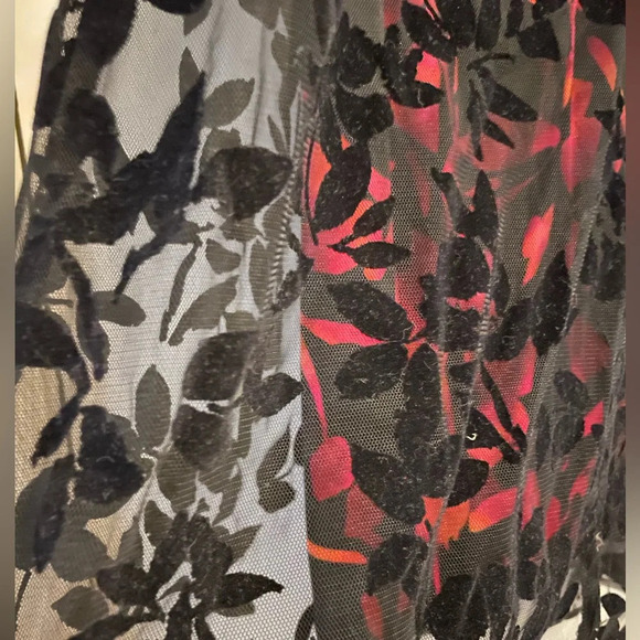 SLNY Vibrant Red Orange Floral Sheath Dress Black Velvet Burnout Overlay Size 6 - Picture 9 of 13